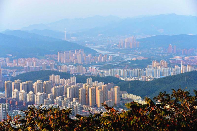 本溪，钢铁城市的魅力与变迁之旅